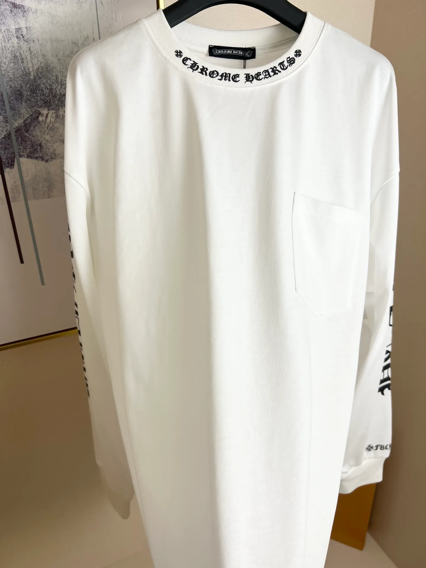 P220 Size: S/M/L/XL Black/White Unisex Chrome Hearts black arm collar Sanskrit long-sleeved T-shirt, simple and classic, highly recommended for inner wear. The material is very skin-friendly and a super good-looking T-shirt. It is perfect whether worn as inner wear or alone. The printed neckline design is full of personality ~ ⚠️Washing method: Dry clean or fast machine wash in cold water on the inside out and dry naturally! Avoid soaking in warm water